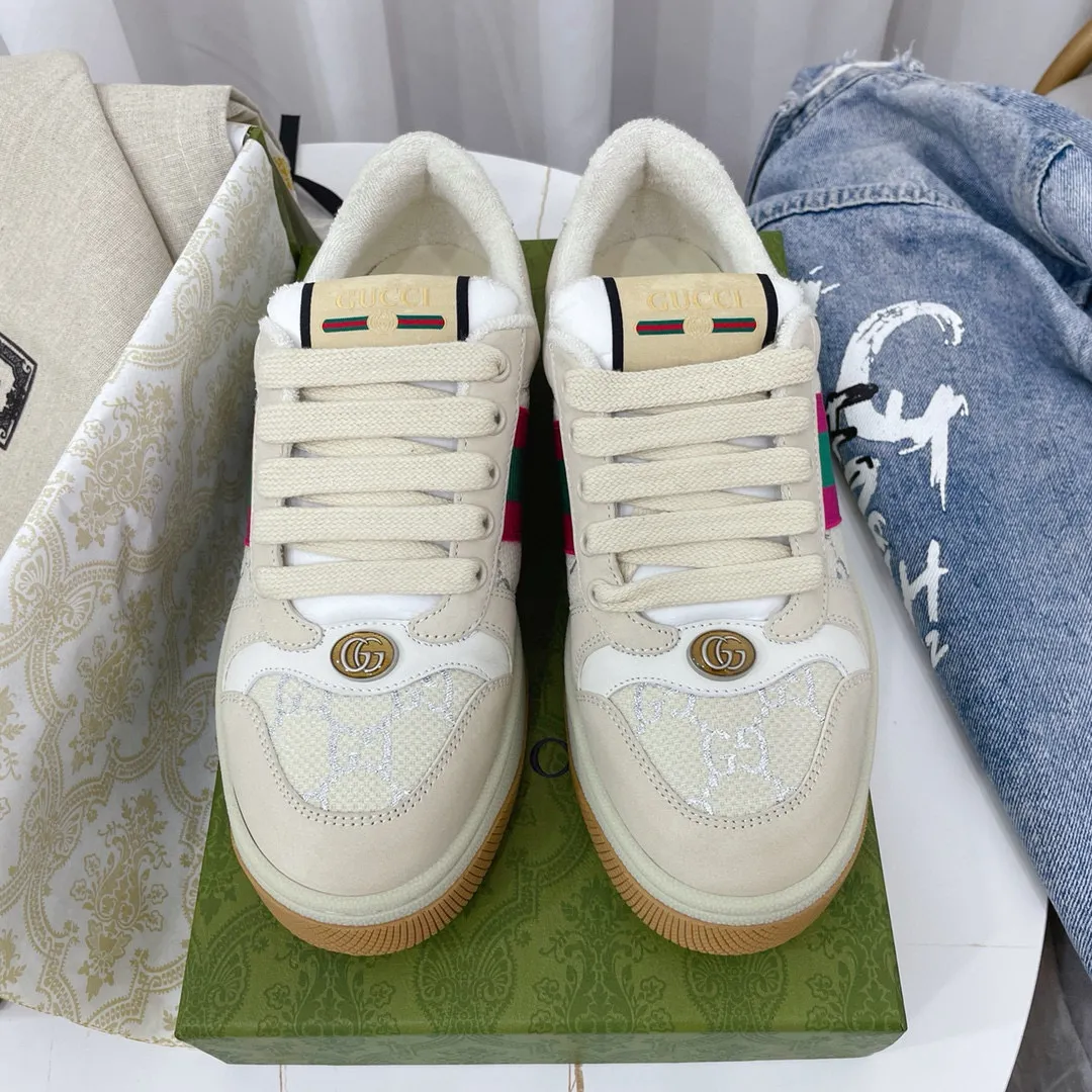 Ex-factory price: 540💰 GUCCI Gucci's newly upgraded back cover lining, top-notch old dirty shoes, classic casual sports shoes for couples, retro sneakers and old G family dirty shoes, updated at the counter simultaneously! ①The shoe upper has the same water-based edge coating process as the original version⚠️The ordinary oil edges on the market have a strong glue feel and are easy to fall off! Grade A first-layer nubuck leather (with pores)/matching computer embroidered double G cloth, high-density terry velvet lining. ② A PVC transparent small round mark sealing line is added to the details of the midsole. The mold is opened six times and the jewelry craftsmanship is used to customize the two-color double G buckle, striving to be the same as the original version. A pair of buttons is more than three times more expensive than ordinary buckles on the market. ③An old two-color washable label, the chip is placed on the outer waist of the right foot, the entire shoe is completely hollowed out with rubber technology, TUP material (rubber to distinguish the market) with the latest green packaging from the counter, 3D printed handbag, and a pair of shoelaces. There is no pressure when entering and exiting the counter. You can buy a 1:1 accurate replica of the original version and modify and upgrade it repeatedly. The details are perfectly restored, the materials are all customized, and they are truly top-notch. Please look at the details clearly to identify the quality. Upper: First-layer frosted cowhide/embroidered double G cloth. Lining: original high-density velvet lining. Foot pads: original pearlescent sheepskin. Outsole: private molded vacuum TPU material. Packaging: original top-grade full set packaging at the counter. Shoe size: women's size 35-40, men's size 39-44 (men's size 38, 45🉑️customized, non-returnable)